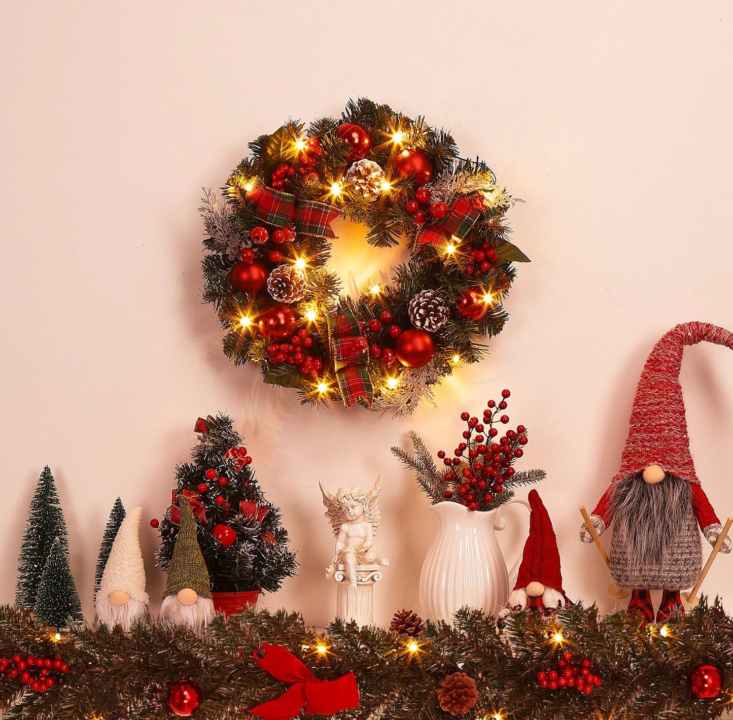 Couronne de Noël de 45 cm avec 15 lumières LED Guirlande pré-éclairée pour porte d'entrée avec baies de Noël Pommes de pin pour la décoration de fête de Noël