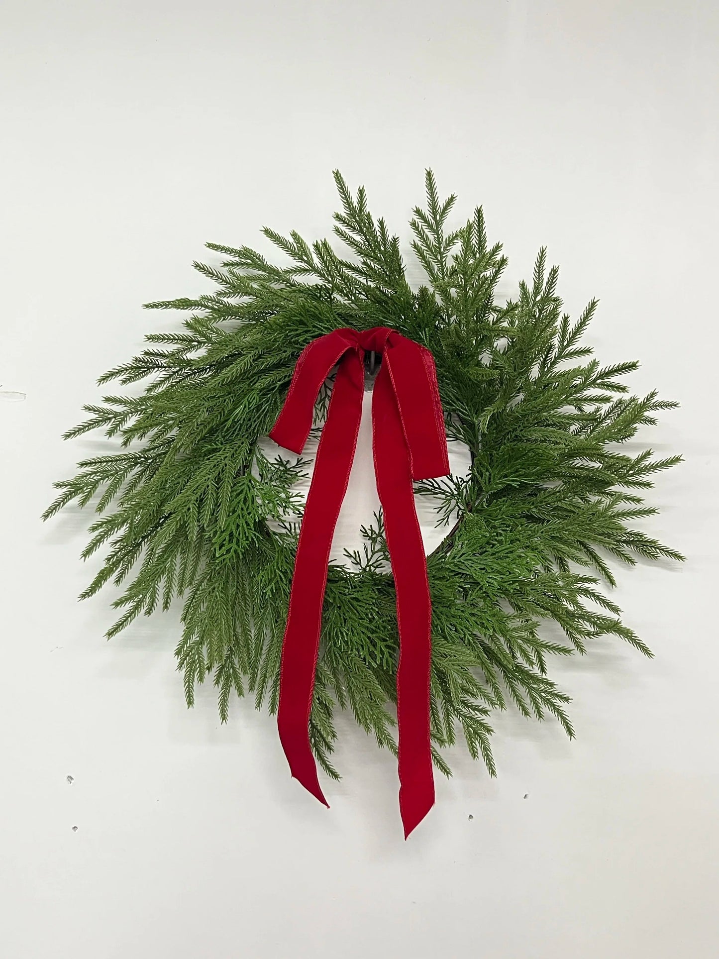 Couronne de pin Norfolk de 20 pouces avec nœud, couronnes vertes de pin de noël artificielles pour décoration de porte d'entrée de noël